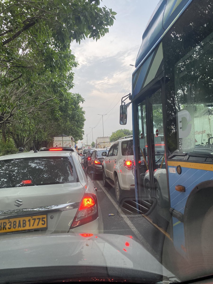 #Delhitrafficpolice #delhitraffic
Kuchh to kaam krlo free ki salary na lo ....pichhle 2 hr se khade hai ese hi
#rohinisector24