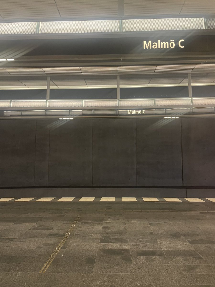 TimHolmqvist1's tweet photo. Jag missar starten av vår europamatch men kommer iaf att få se Europa till skillnad från dessa jävla bönder!!! Ni har ingen Ölandsbron!!! Forza Kalmar🔴⚪️🔴 https://t.co/NvRH2g9KpP