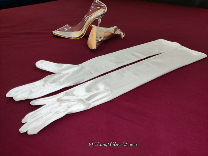 Amazing Japanese satin gloves from a friend~ really love the shiny texture and the craft of finger connection<a href="/tag/gloves"class="tags"><span>#gloves</span></a><a href="/tag/fetish"class="tags"><span>#fetish</span></a><a href="/tag/nylon"class="tags"><span>#nylon</span></a><a href="/tag/satin"class="tags"><span>#satin</span></a><a href="/tag/maskgirl"class="tags"><span>#maskgirl</span></a><a href="/tag/longglovelover"class="tags"><span>#longglovelover</span></a>