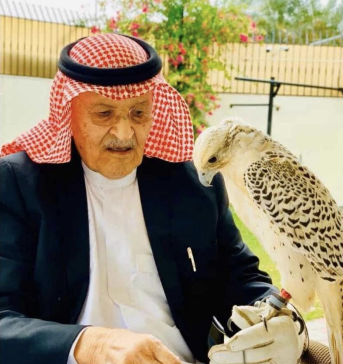aboghazi11's tweet photo. رحم الله الشيخ متعب بن محروت الهذال  الشخصية اللامعة ذات التأثير  العميق عشائرياً والتقدير العالي على المستوى السياسي ، حظي بمنزلة كبيرة في اوساط قبيلته عنزة ولدى القبائل الاخرى التي كانت تلجأ له اذا دعتها الحاجة لقضاء حاجتها و رد حقوقها  ، رحم الله كريم السجايا وافي الخصال . https://t.co/bUT9b7XAkH