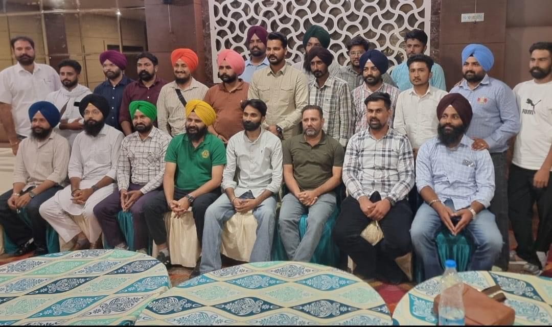 SukhpalKhaira's tweet photo. I salute the grit & courage of independent young journalists of Punjab who have decided to set up Punjab Digital Media Association not to budge or surrender before the dictates of @BhagwantMann govt neither take any advts from govt and to convey the real situation of Punjab. This step is a big slap on the face of BIKAU or #KejiMedia who have sold their conscience to @AamAadmiParty govt for petty sums of money. Its also a tight rap on the face of @ArvindKejriwal who is the master mind of media hijack in Punjab-Khaira @INCIndia @Partap_Sbajwa