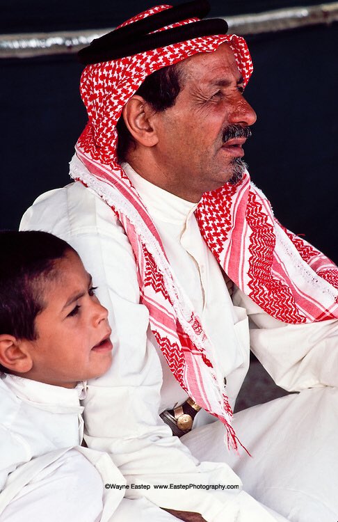 الله نشد يا حمود عن معرفة يوم
وحنا ثمان سنين يا حمود جيران

يا حمود يظهر لك صديقٍ من القوم
ويظهر من الربع الموالين عدوان

*مفضي الولمان الأحمدي- الذي اضطر للرحيل من قومه إلى منطقة أخرى وعاش وتزوج منهم.
—

الصورة للشيخ جابر العمرة مع ابنه في صحراء الدهناء عام 1983م.
Wayne Eastep