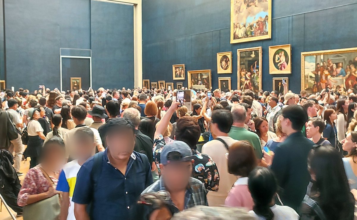 오늘자 루브르 모나리자 앞 인산인해..
숨 막혀서 도로 나왔다