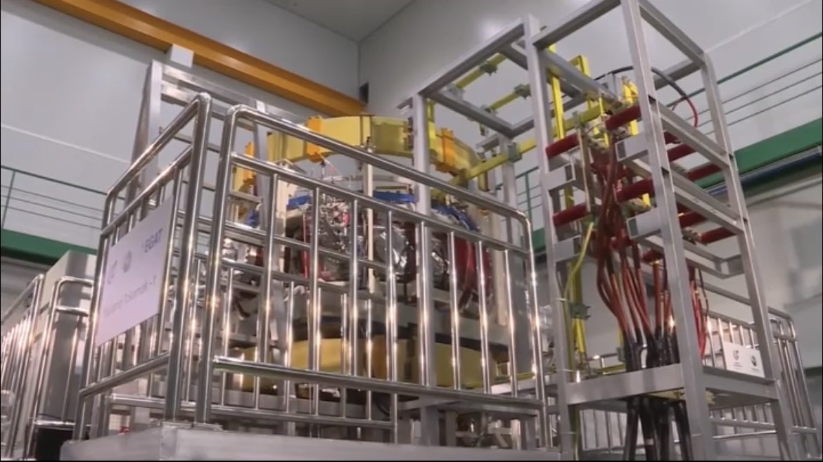 กรมสมเด็จพระเทพรัตนราชสุดาฯ ทรงเปิด #ดวงอาทิตย์ประดิษฐ์ ตัวแรกของไทยแล้ว ภายใต้ความร่วมมือกับจีน 🇹🇭🇨🇳
เตาปฏิกรณ์แบบโทคาแมค #Tokamak พลังงานสะอาดแห่งอนาคตเพื่อคนไทย เครื่องแรกของอาเชียน ลดโลกร้อน ทดแทนโรงไฟฟ้านิวเคลียร์รูปแบบเดิม เตรียมส่งออกพลังงานสร้างรายได้ให้ประเทศ 
#โทคาแมค