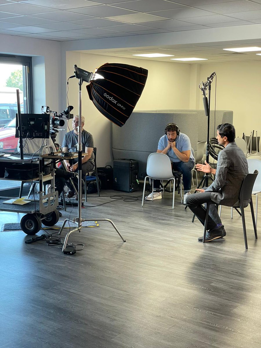 OfficialCadro's tweet photo. From zero to full battery in... six minutes?

Yesterday @OfficialCadro got the chance to meet Sai Shivareddy and the incredible team at @nyobolt, who are setting the benchmark for the next generation of rapid-charging electric vehicle batteries.

#innovation #CleanEnergy https://t.co/MAzZ9qjKsS