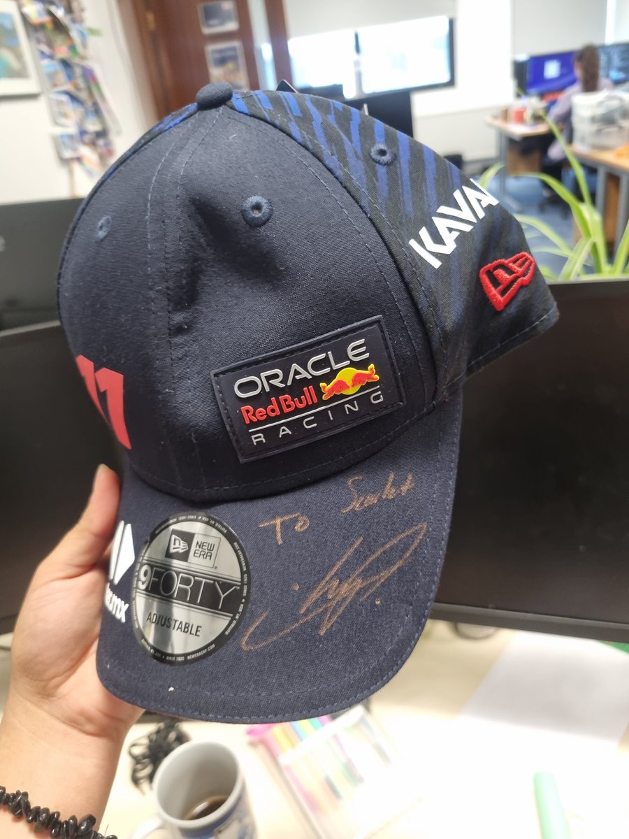 ScaRamirez7's tweet photo. Me acaban de regalar esto mis amigos
NO MAMES... como chingaos lograron que Chequito bb me firmara la gorra y escribiera bien  mi nombre no se...

No merezco estos amigos... Los amo... y los voy a extrañar mucho. https://t.co/gQ7niLn1qG