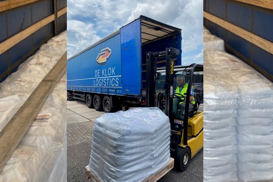 Vorige week kregen we maar liefst 30.000 kilo waspoeder aangeboden van <a href="/Ecolab/">Ecolab</a>. Dat was zeker welkom, maar voor ons veel te veel. Verreweg het grootste deel hebben we daarom doorverwezen naar ons distributiecentrum in Arnhem. Lees:  bit.ly/3OytdkY
Dank @ecolab_inc !