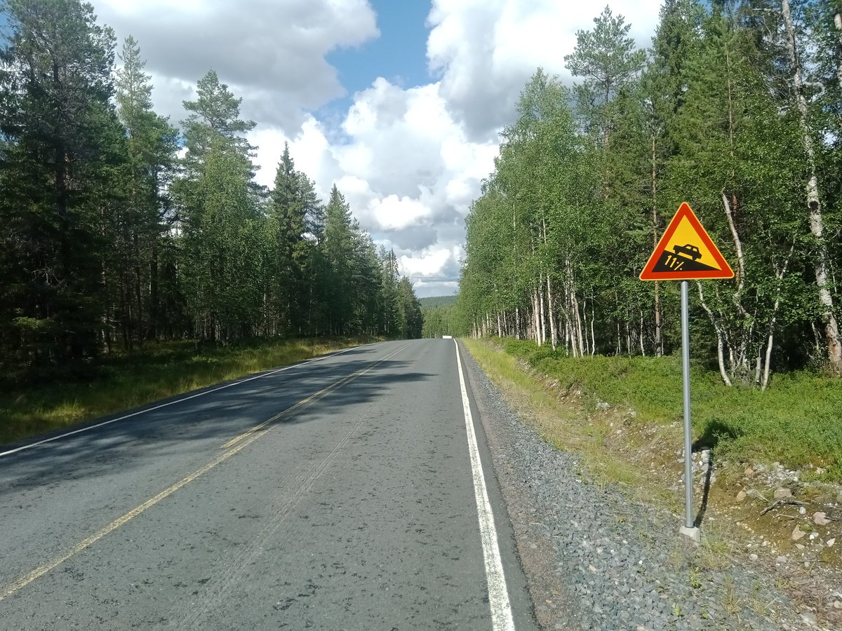 Vaarallinen alamäki, erityisesti peruuttaen.