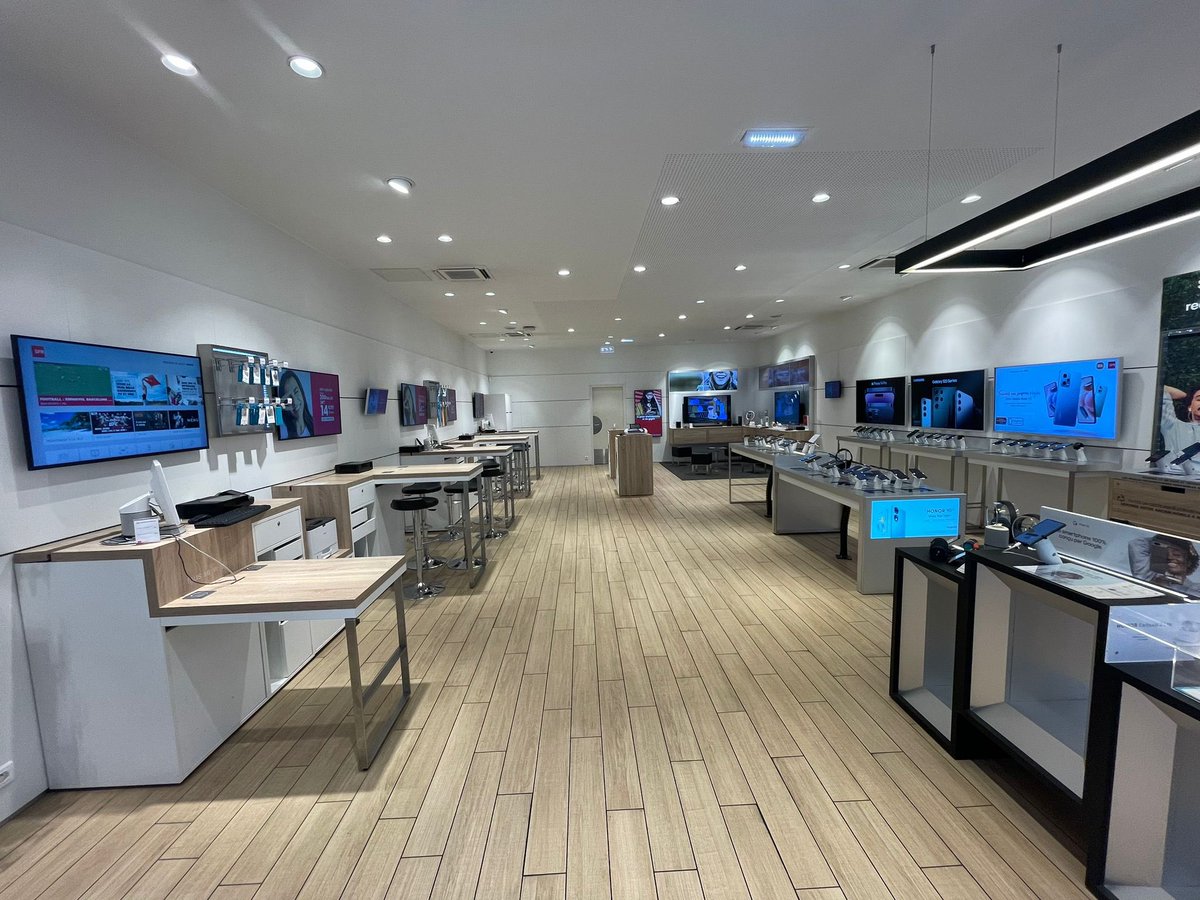 SJourdain31's tweet photo. 🎙️#sfr a présenté, lors d’un point presse les investissements du groupe en #TrèsHautDébit dans les #HautesPyrénées 
📲 127 communes couvertes en #5G
📲 plus de 99% de la population couverte en 4G
💻112K prises éligibles aux offres SFR Très Haut Débit fixe
#territoire #réseaux https://t.co/nnrpviAjzw