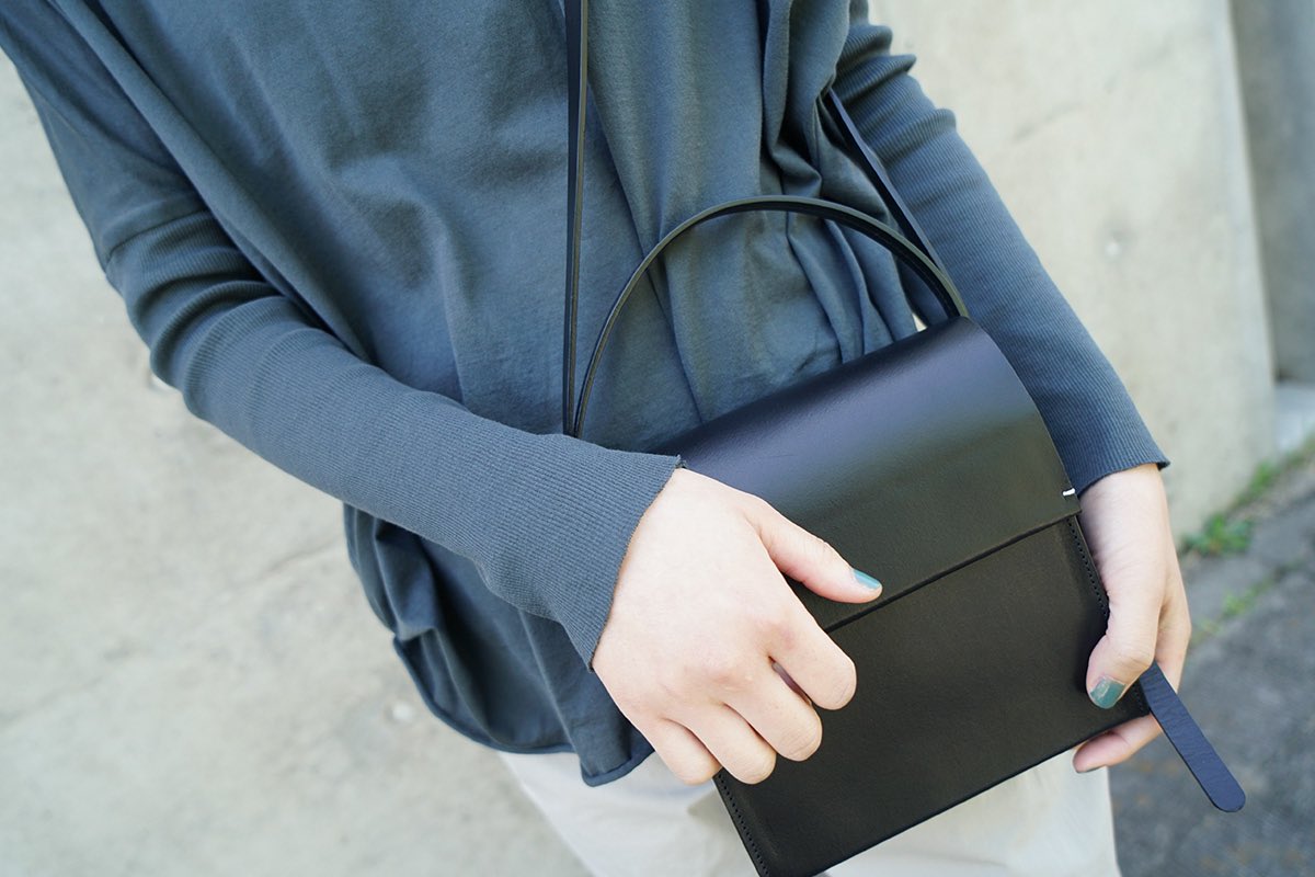 Palmmaisonstore's tweet image. #BuildingBlock #ビルディングブロック LETTER BOX in Black[Black]

68,200
税込

正方形のボックス型のショルダーバッグ。立体的な形で型崩れしにくく、使いやすいです。丁度良いサイズ感。

store.palm-jpn.com/c/buildingbloc…