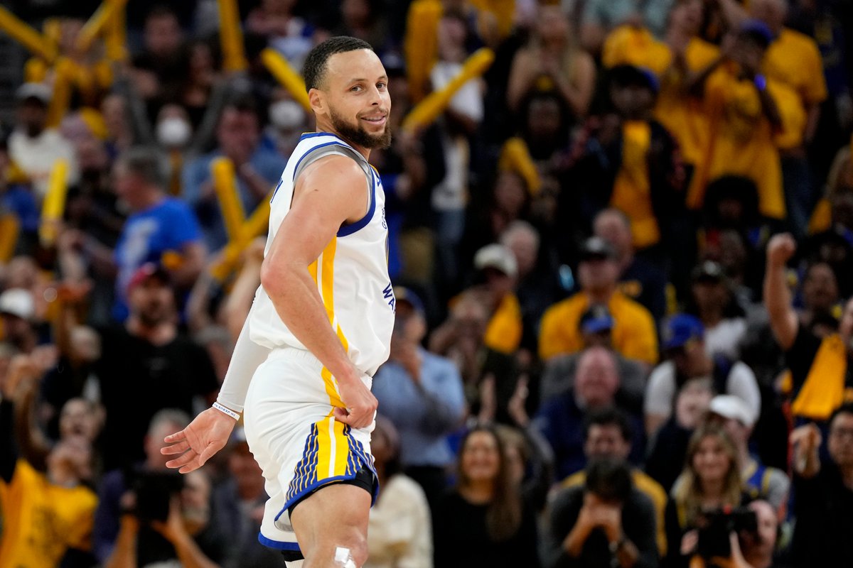 MovistarNBA's tweet photo. Por fin se ha confirmado. Hay vida en otros planetas.

Don Stephen ya lo sabía porque él llegó de otro planeta en uno de sus OVNIS. 🛸
#dormiresdecobardes https://t.co/Q6wif1SUSr