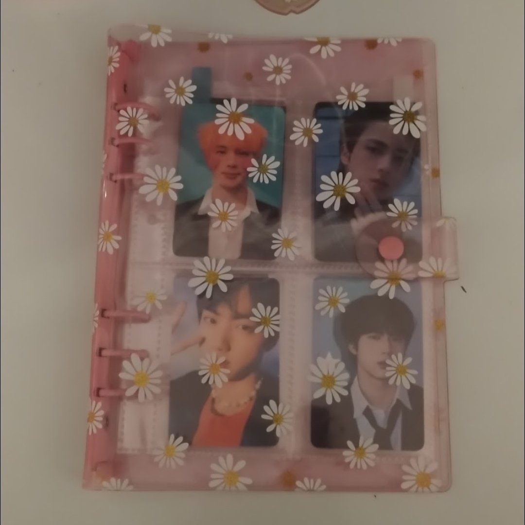jinie_core's tweet photo. feedback positivo pra mimi q me vendeu esse binder lindo de florzinha
ela é mto atenciosa e sempre me dá brindes lindinhos do jin 
-@yo_onmall obg amg 🩷 https://t.co/HTAhmquHHp