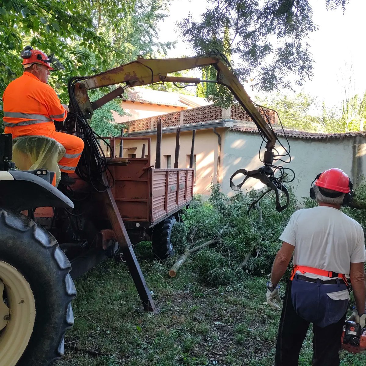 Anche sul nostro territorio continuano gli interventi per la messa in sicurezza di strade luoghi pubblici dopo i violenti temporali dei giorni scorsi 24/25-07-2023.