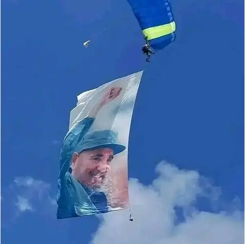 perezkarel775's tweet photo. Seguimos en Combate por siempre, cabalgando con nuestro invicto Comandante en Jefe. #HolguinSi
#Cuba
#FidelPorSiempre https://t.co/2L1Q4bsxA9
