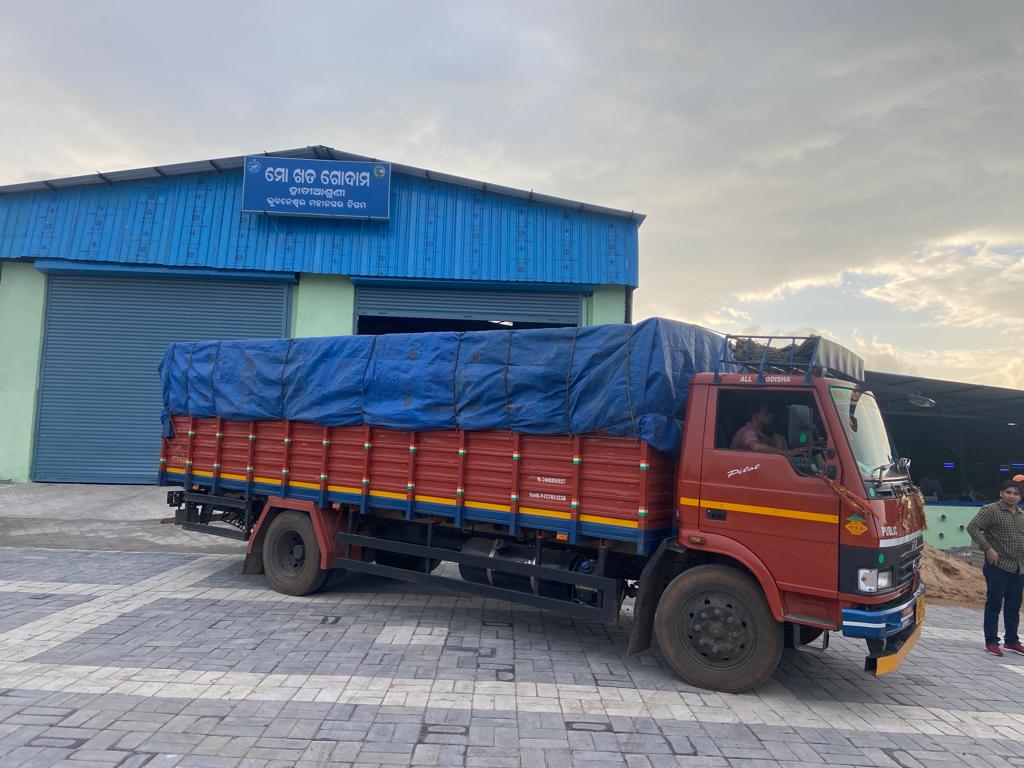 Team BMC sells 10 metric tons of #MoKhata to OFDC Patnagarh ( Sohela).
The organic compost generated from city #wetwaste will be used as manure to the plants.

#Waste2Wealth
#BhubaneswarFirst
#SolidWasteManagement
#SwachhSurvekshan2023 
#SwachhSurvekshan2023Bhubaneswar