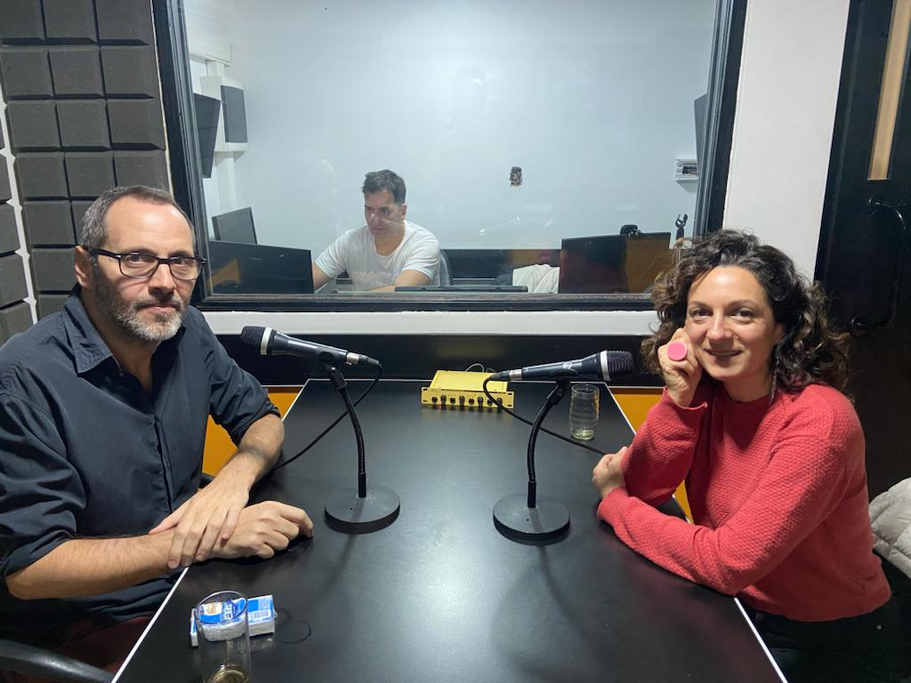 dlerer's tweet photo. Ya está en plataformas el segundo programa de "Filma y aclaración: un podcast de conversaciones con cineastas". Hoy: Ana Katz (@anina_katz), directora de "El juego de la silla", "Los Marziano", "Mi amiga del parque", "El perro que no calla" y más. Acá: 👇
https://t.co/RH1WxhIA94 https://t.co/VYkrbYGKnt