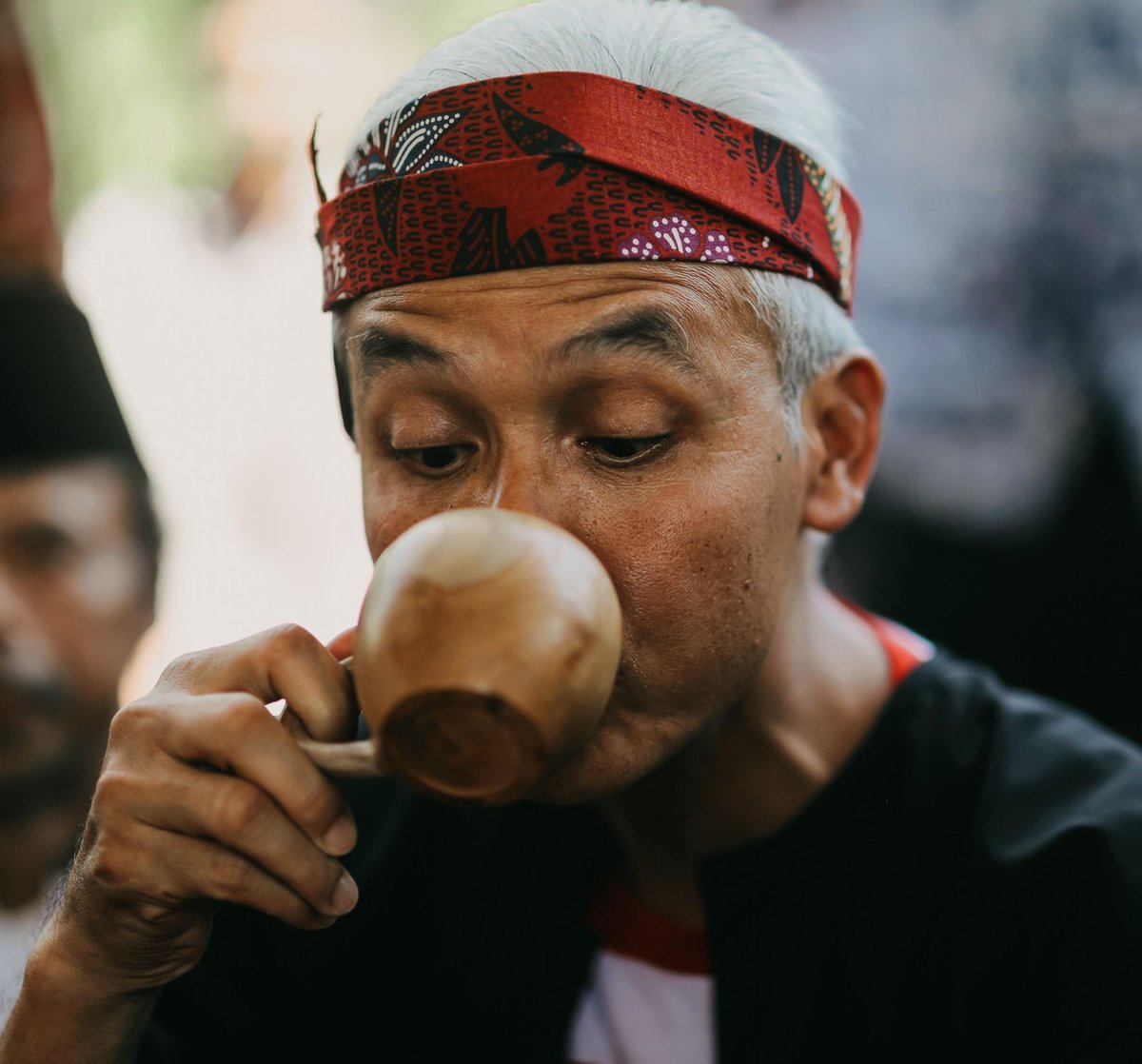ganjarpranowo's tweet photo. Peluang kopi saat ini sangat besar, salah satunya karena tren minum kopi domestik makin naik. Sebanyak 94,5% produksi kopi di Indonesia dipasok dari pengusaha kopi perkebunan rakyat yg salah satunya ada di Desa Muncar Temanggung ini.

Minum kopi sambil tukar pikiran, gayeng tenan. Kalau kamu suka kopi apa?