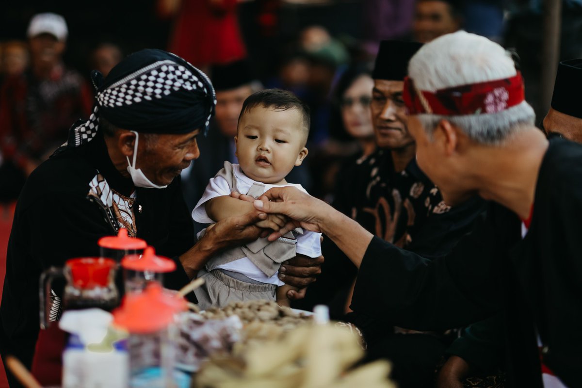 ganjarpranowo's tweet photo. Peluang kopi saat ini sangat besar, salah satunya karena tren minum kopi domestik makin naik. Sebanyak 94,5% produksi kopi di Indonesia dipasok dari pengusaha kopi perkebunan rakyat yg salah satunya ada di Desa Muncar Temanggung ini.

Minum kopi sambil tukar pikiran, gayeng tenan. Kalau kamu suka kopi apa?