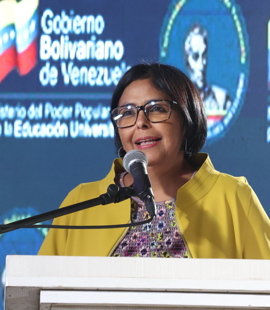 ViceVenezuela's tweet photo. #MásFotos || La Vpdta. @delcyrodriguezv, resaltó que el Cmdt., #Chávez tuvo la concepción de llevar la #UBV a todo el territorio nacional en sus 24 núcleos, para que el pueblo venezolano, el más humilde, pudiera encontrar en el camino de la educación su fuerza liberadora.

#27Jul https://t.co/rTTqvdDjnY