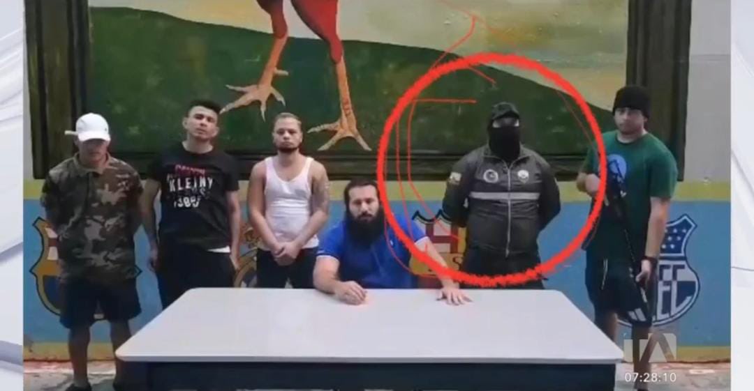 janethinostroza's tweet photo. El Ministro del Interior Juan Zapata, confirmó en Teleamazonas que el uniformado que aparece en una rueda de prensa  junto a alias “Fito”, es un oficial de policía 😵‍💫. Pero también debería explicar ¿qué hacía el Director de la Cárcel de Esmeraldas, Iván Toledo, en la rueda de prensa junto al vocero de los Tiguerones?   Ploooop!!! 🙉 @visionariasec