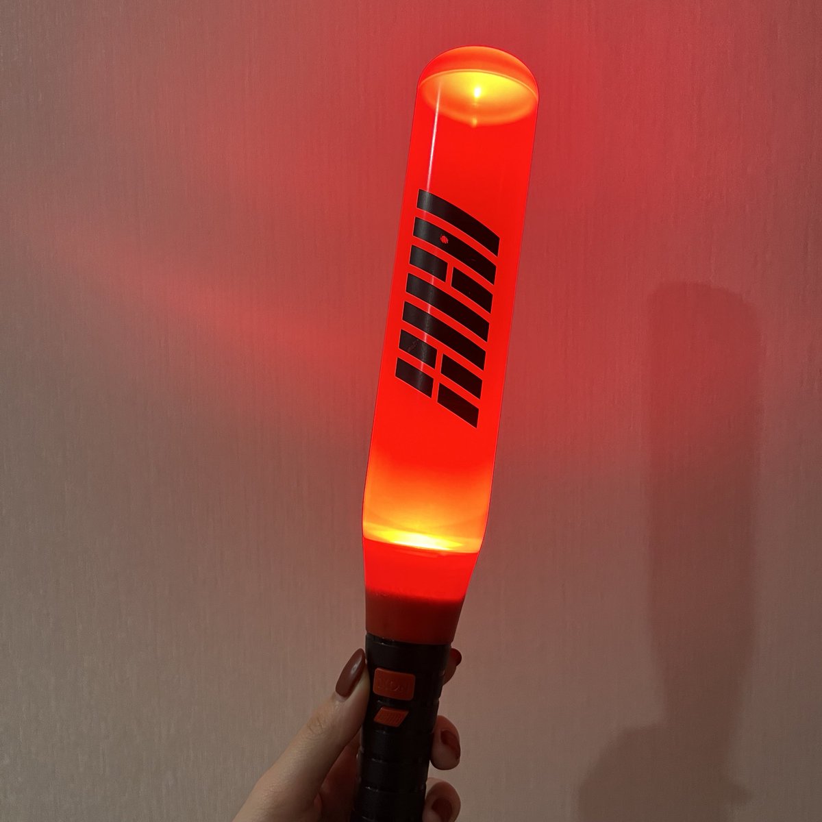 sellxthings's tweet photo. *ปล่อยเช่าแท่งไฟ — คอนแบท
; มีถ่านให้ค่า

     ค่าเช่า 300 บาท
     ค่ามัดจำ 400 บาท

นัดรับ ส่งคืนหน้าคอนเลยคับ

(ระบบไฟปกติ เหมือนจะพังค่ะ แต่ระบบกระพริบใช้ได้ฮะ กระพริบตลอดเลย แต่โบกได้เหมือนเดิมคับ ไม่มีปัญหา)
 #iKON_TAKEOFF_BKK #ตลาดนัดiKON https://t.co/vAlXSp6VI1
