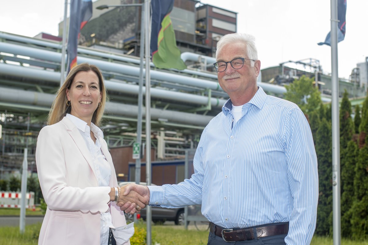 ChemieKnapsack's tweet photo. "Man muss immer eine Brücke in die Zukunft bauen" meint Dr. Frank Zurmühlen im gemeinsamen Interview mit seiner Nachfolgerin Dr. Diane Carini. 💬 Sie ist die neue Leiterin der Bayer-Standorte in Frankfurt und Knapsack. Hier geht's zum Interview: ➡️ https://t.co/8tIAWdbTVB https://t.co/ENwyv5OU6y
