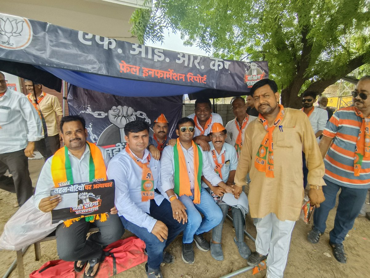 Hyvsanjayborana's tweet photo. जालोर विधानसभा क्षेत्र में भाजपा प्रदेश नेतृत्व के निर्देशानुसार  सायला में #NahiSahegaRajasthan  को पार्टी के जिला अध्यक्ष व पदाधिकारीयो के साथ नगर में पैदल यात्रा निकाल कर प्रदेश की नकारा सरकार को आगामी चुनाव में उखाड़ फेंकने का ऐलान किया।।
#NahiSahegaRajasthan https://t.co/gLF4mcACJX