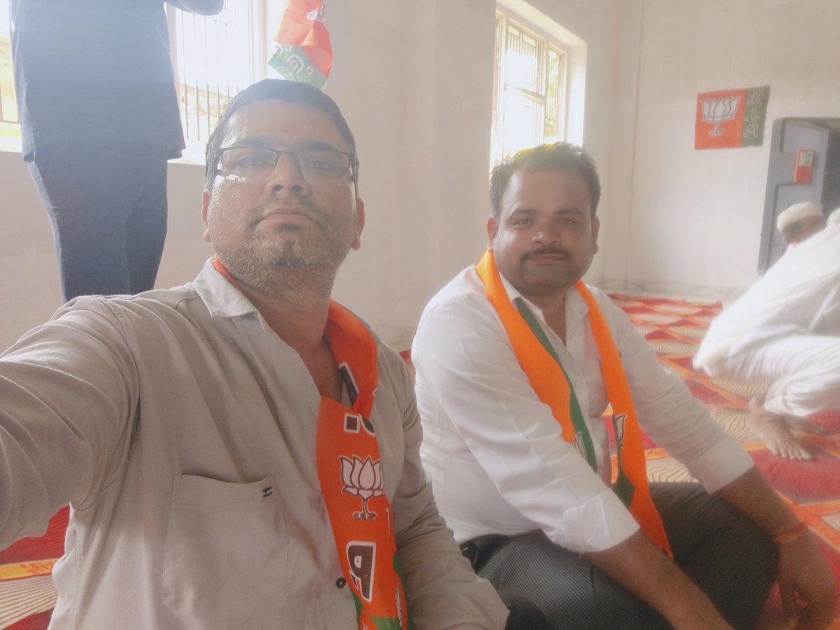 Hyvsanjayborana's tweet photo. जालोर विधानसभा क्षेत्र में भाजपा प्रदेश नेतृत्व के निर्देशानुसार  सायला में #NahiSahegaRajasthan  को पार्टी के जिला अध्यक्ष व पदाधिकारीयो के साथ नगर में पैदल यात्रा निकाल कर प्रदेश की नकारा सरकार को आगामी चुनाव में उखाड़ फेंकने का ऐलान किया।।
#NahiSahegaRajasthan https://t.co/gLF4mcACJX