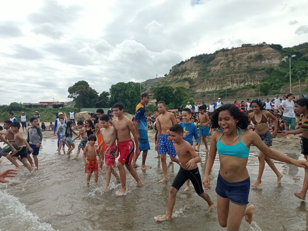 FNNSimon's tweet photo. En nuestro  segundo día de plan vacacional "Mundo de Colores" nuestros niños, niñas y  jóvenes del programa Casas de los Niños disfrutaron de un día de playa en  el Círculo Militar Puerto Nuevo  Mamo en el estado La Guaira @PresidencialVen @ConCiliaFlores @vmsfelicidad https://t.co/twtUQVBl3s