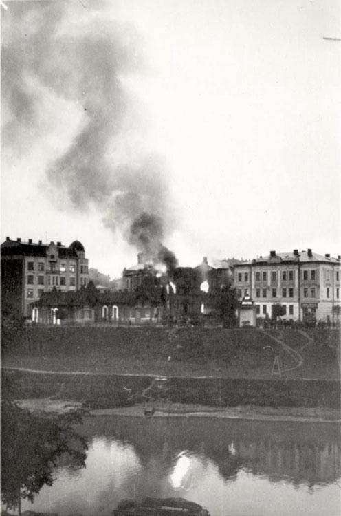 UCL_Holocaust's tweet photo. This @yadvashem archive 📸 shows a synagogue burning in Przemysl, Poland Sept 1939. 
Before war, c.24,000 Jews lived in Przemysl. 
After Nazi occupation (14 Sept 39'), handover to Soviets (28 Sept 39') &amp; German reoccupation (28 June 41'), just 300 local Jews survived the war. https://t.co/RUU9eeBoUc