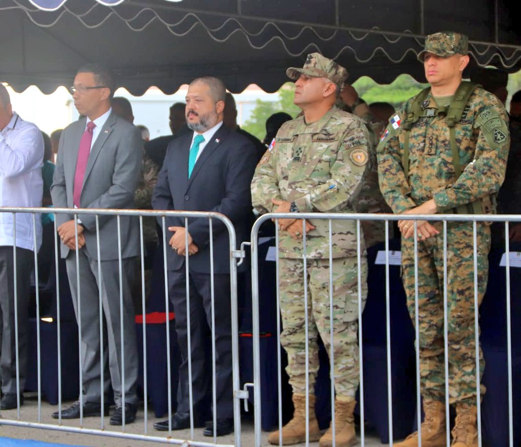 aeronavalpanama's tweet photo. DG Eliécer Cárdenas, SDG Gabriel Arroyavez, acompañan al Ministro Juan Manuel Pino y Viceministro Ivor Pitti del @MinSegPma, en la Ceremonia de Destrucción de Armas, realizada en la sede de Ancón de la @ProtegeryServir. 

#UnPanamáMejor 
#UnidosLoHacemos https://t.co/Mk5zkwjGzD