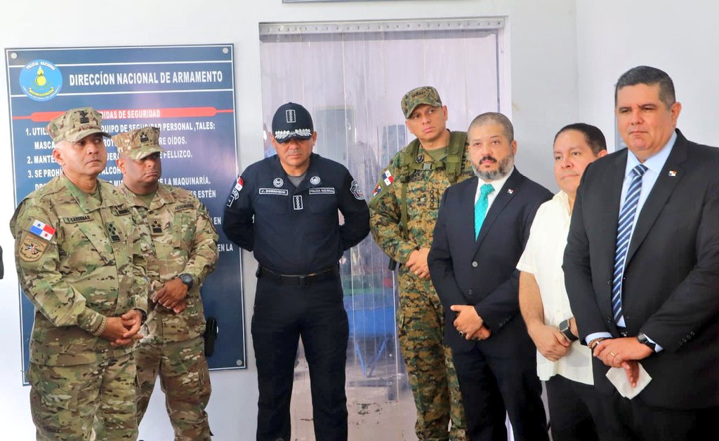 aeronavalpanama's tweet photo. DG Eliécer Cárdenas, SDG Gabriel Arroyavez, acompañan al Ministro Juan Manuel Pino y Viceministro Ivor Pitti del @MinSegPma, en la Ceremonia de Destrucción de Armas, realizada en la sede de Ancón de la @ProtegeryServir. 

#UnPanamáMejor 
#UnidosLoHacemos https://t.co/Mk5zkwjGzD