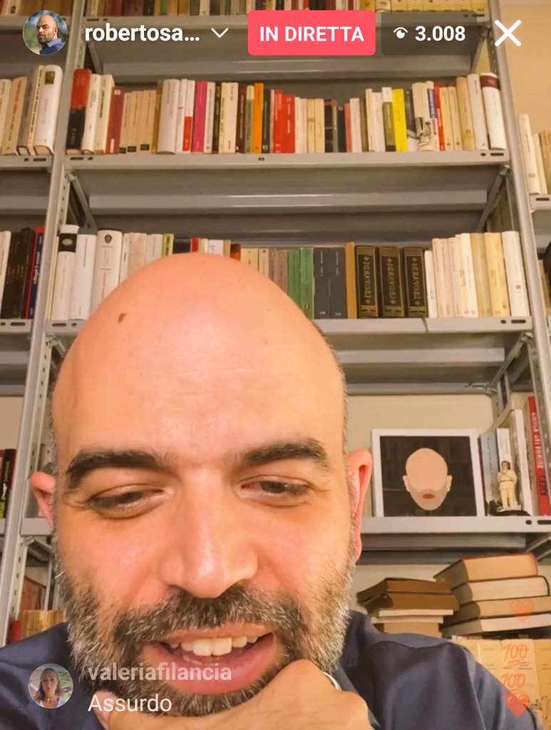 apriltiger6's tweet photo. Nonostante tutto questo uomo il sorriso non lo perde,la sua preoccupazione più grande sono i colleghi,le persone che hanno fatto sì che venisse realizzato il programma,che non sono state nemmeno pagate .
 @robertosaviano 🦍❤️💪🏼#vogliamoInsidervogliamoRoberto #robertononsitocca https://t.co/GUwJqG2BKG
