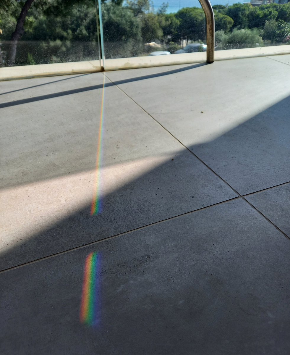 framaka's tweet image. - Papa, pourquoi il y a un arc-en-ciel sur le balcon ?
- Ben... je sais pas trop, ça me rappelle vaguement une expérience quand j'étais moi-même à l'école... le plus simple est de demander à Tw... heu non à X ;)
#TeamPC