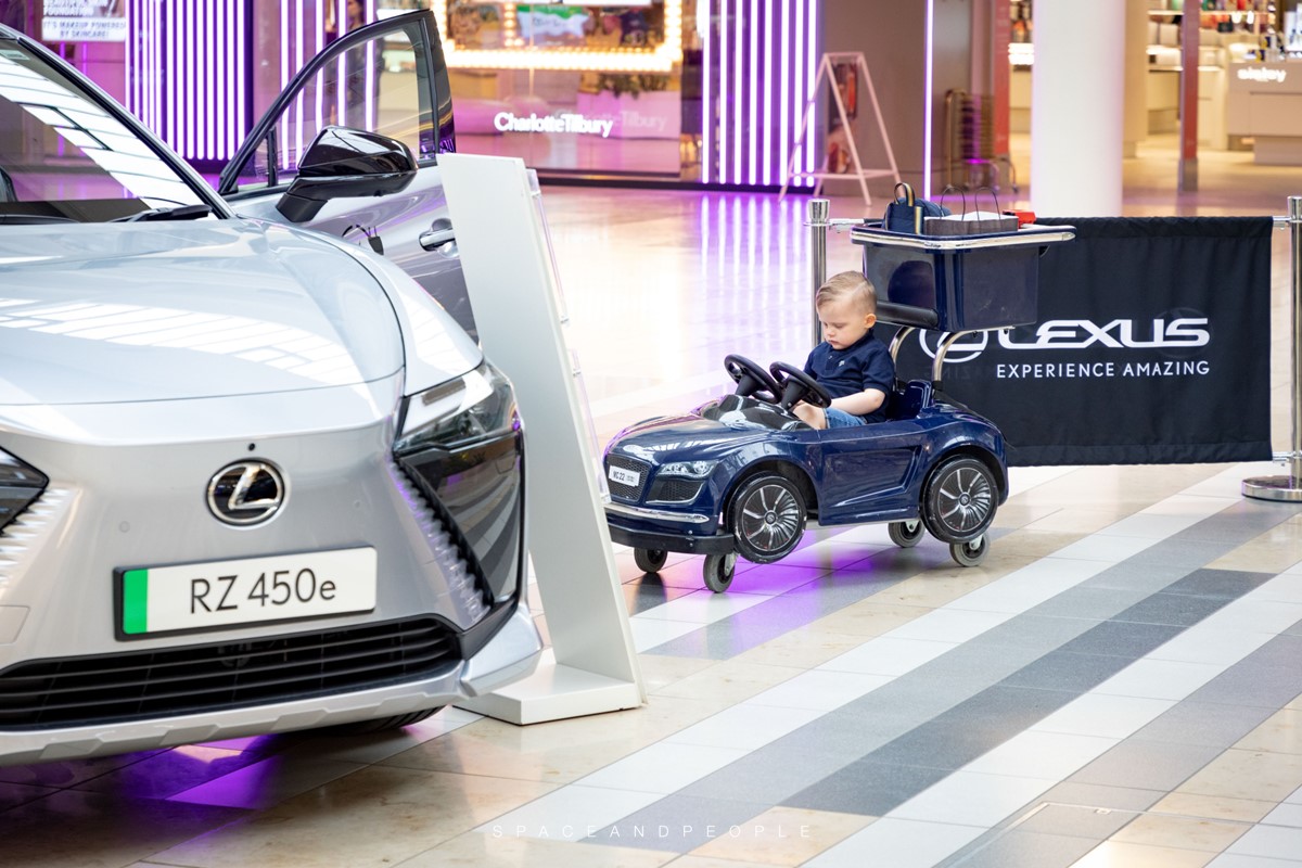 SpaceandPeople's tweet photo. @Lexus recently visited @_Metrocentre to showcase their latest hybrid and electric models – shoppers were able to look inside the models and book a test drive.
#lexus #carpromotion #metrocentre #experientialspace #experientialmarketing https://t.co/MiaWEsYFzm