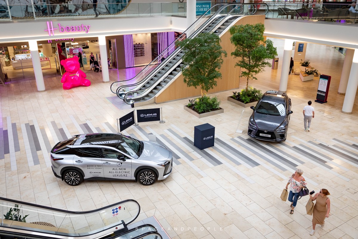 SpaceandPeople's tweet photo. @Lexus recently visited @_Metrocentre to showcase their latest hybrid and electric models – shoppers were able to look inside the models and book a test drive.
#lexus #carpromotion #metrocentre #experientialspace #experientialmarketing https://t.co/MiaWEsYFzm