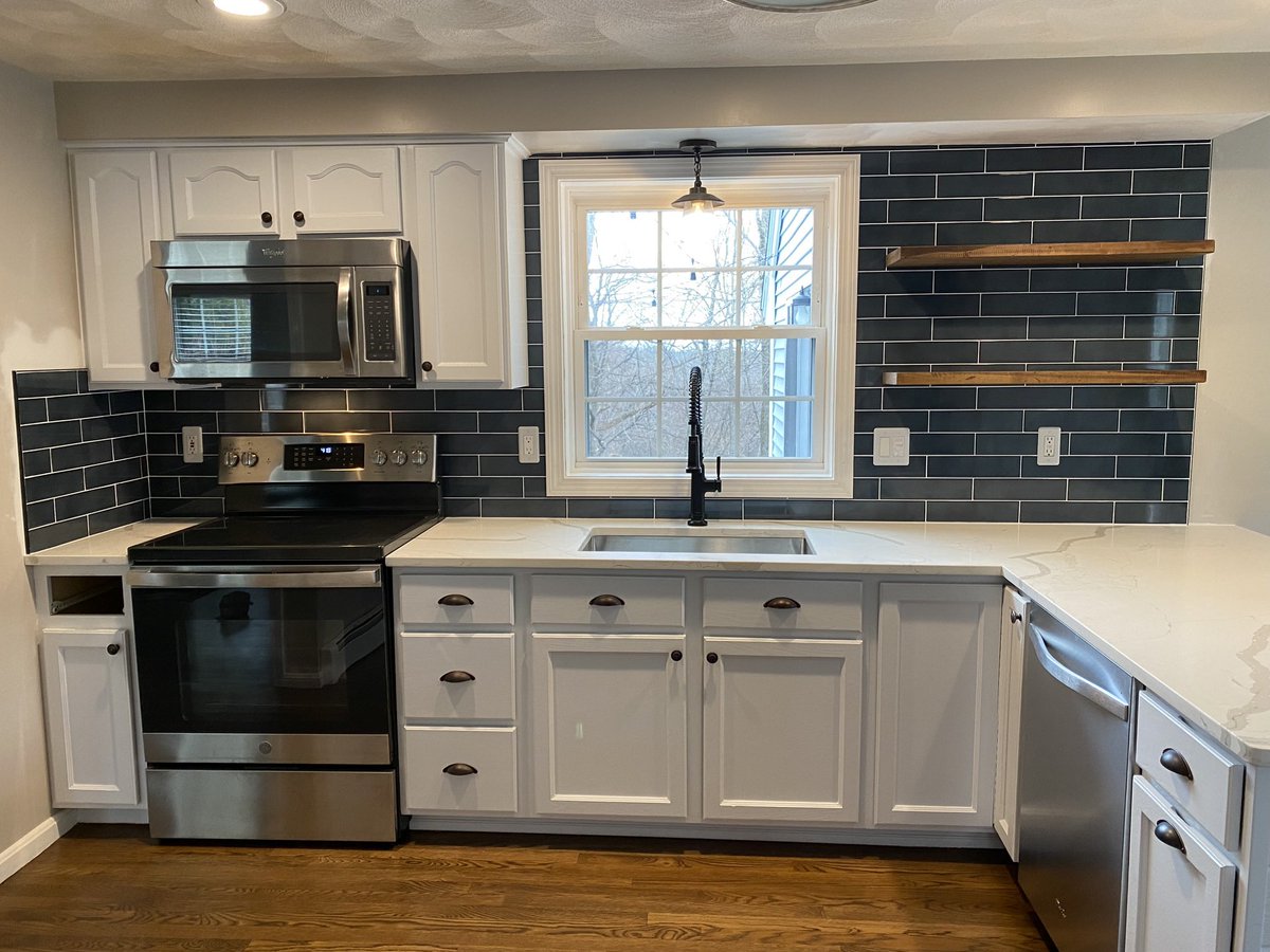 ProKitchensLLC's tweet photo. Beautiful brand new kitchen with floating shelves! Really loving this color scheme ⭐️

#remodel #kitchen #newengland #ProKitchenandTrim https://t.co/K4h9OXCsPi