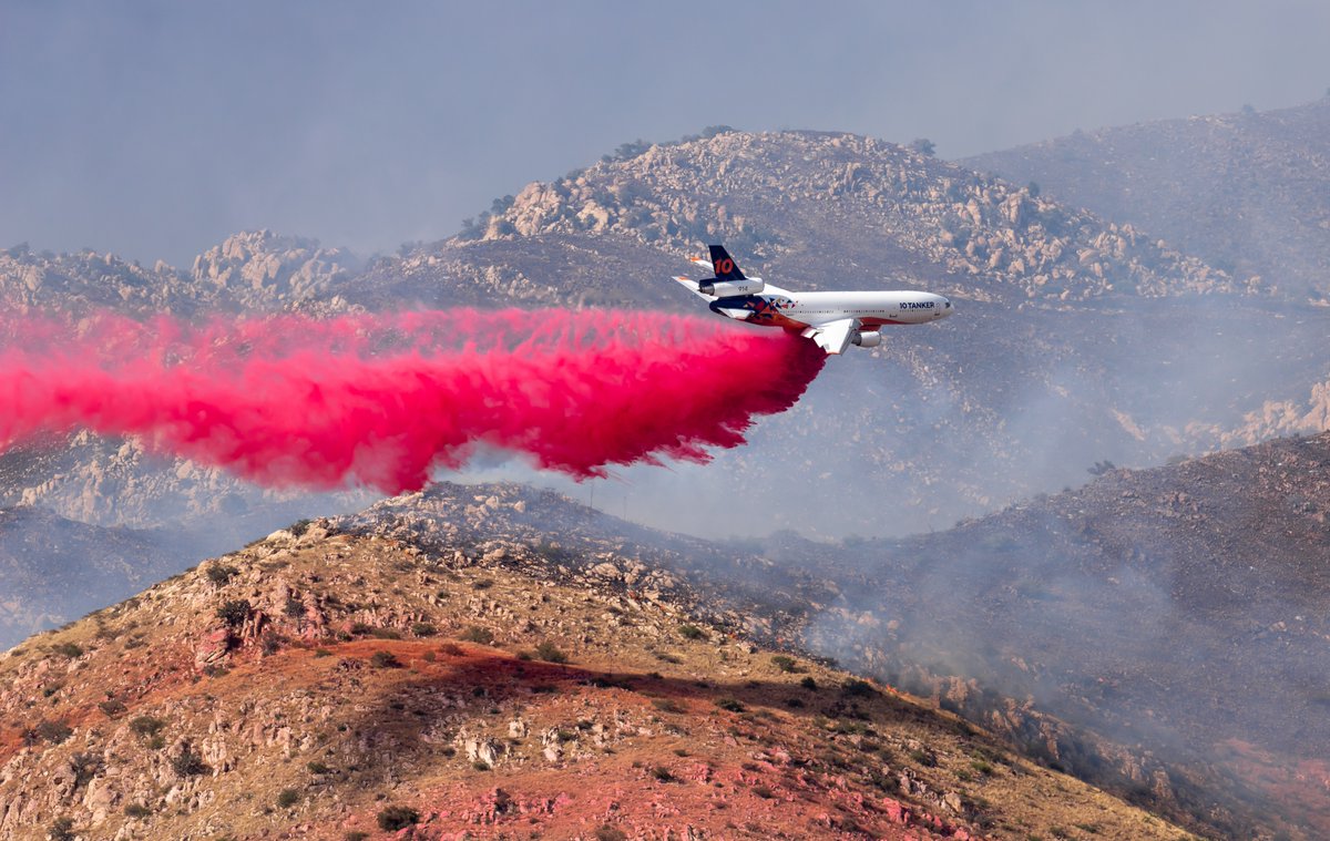 Ten_Tanker's tweet photo. Serving the ground crews on the #RoblesFire east of #Tucson, #Arizona. Due to everyone’s hard work, the Robles Fire is now 100 percent contained. 👏
Photos by: Cayden Smith
#ReadyToServe #inthistogether #aerialfirefighting #aviationlovers #avgeek #aviationdaily #wildfireready https://t.co/OiNY440tyH