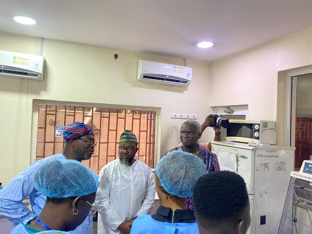 MicrobioNIMR's tweet photo. The board of trustees @NIMR_Foundation chaired by the former Minister of Works and Housing, Babatunde Fashola (SAN) visited our HIV Viral Load Mega Laboratory and Sequencing Laboratory located at the Center for Human Virology &amp; Genomics @nimrnigeria @IsholaPhilip https://t.co/epPzRDbeRb