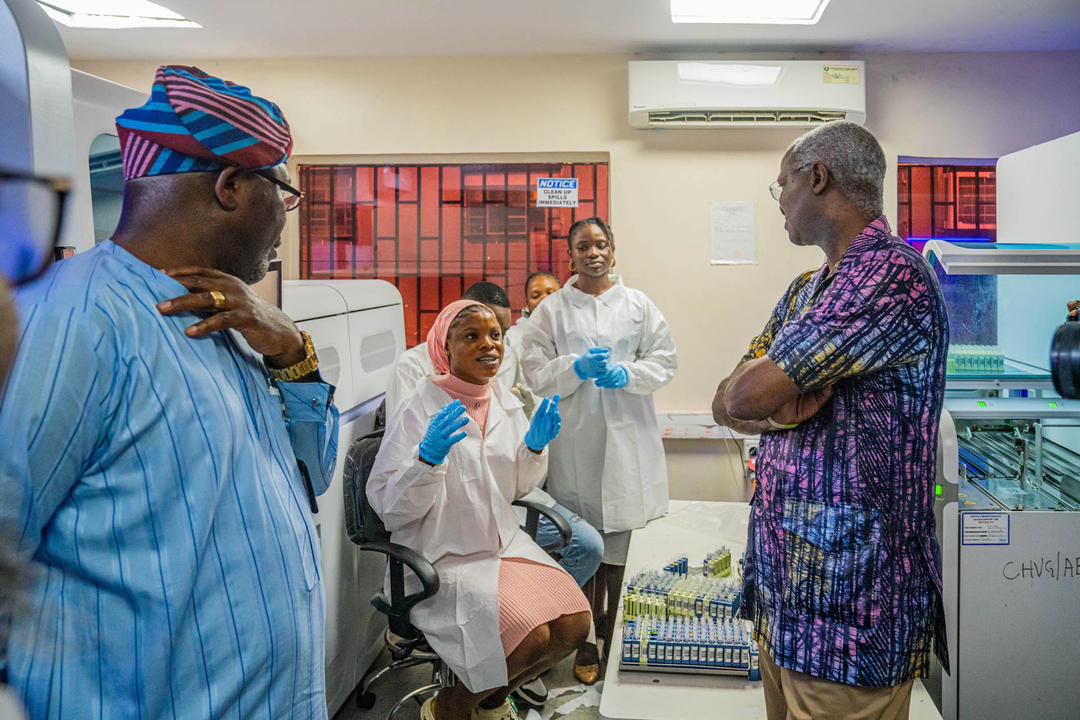 MicrobioNIMR's tweet photo. The board of trustees @NIMR_Foundation chaired by the former Minister of Works and Housing, Babatunde Fashola (SAN) visited our HIV Viral Load Mega Laboratory and Sequencing Laboratory located at the Center for Human Virology &amp; Genomics @nimrnigeria @IsholaPhilip https://t.co/epPzRDbeRb
