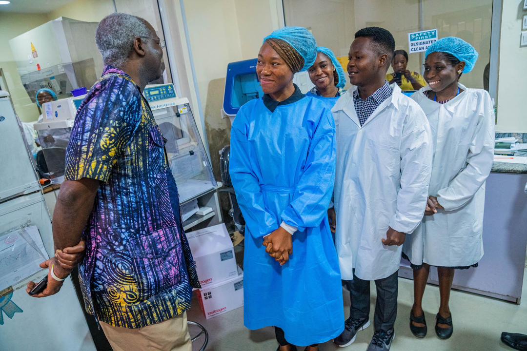MicrobioNIMR's tweet photo. The board of trustees @NIMR_Foundation chaired by the former Minister of Works and Housing, Babatunde Fashola (SAN) visited our HIV Viral Load Mega Laboratory and Sequencing Laboratory located at the Center for Human Virology &amp; Genomics @nimrnigeria @IsholaPhilip https://t.co/epPzRDbeRb