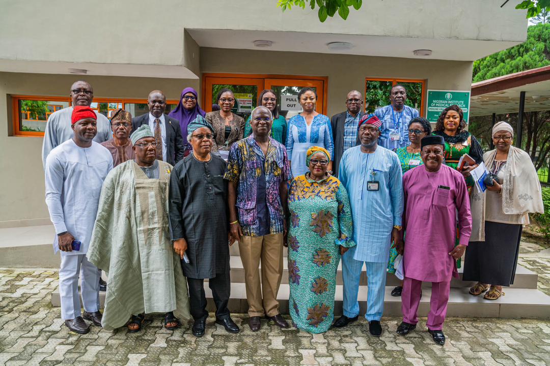 MicrobioNIMR's tweet photo. The board of trustees @NIMR_Foundation chaired by the former Minister of Works and Housing, Babatunde Fashola (SAN) visited our HIV Viral Load Mega Laboratory and Sequencing Laboratory located at the Center for Human Virology &amp; Genomics @nimrnigeria @IsholaPhilip https://t.co/epPzRDbeRb