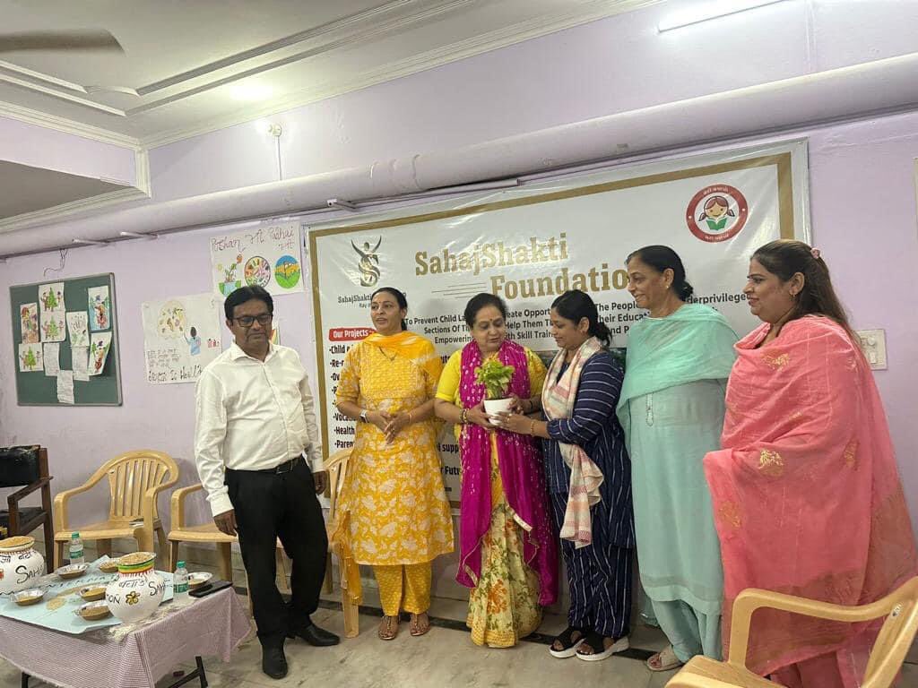 parveenjoshibjp's tweet photo. भाजपा महिलामोर्चा राष्ट्रीय अध्यक्ष मा. @VanathiSrinivasan जी,प्रदेशाध्यक्ष बहन @SunitaDangi जी के दिशानिर्देश पर,बहन मीनाक्षी रंजन व उनकी टीम द्वारा संचालित सहज़ शक्ति फ़ाउंडेशन द्वारा आयोजित #MyFavouriteMillets कार्यक्रम में बच्चों को #Millets के भोजन का सेवन हेतु प्रेरित किया। https://t.co/vwcsx1mDjD