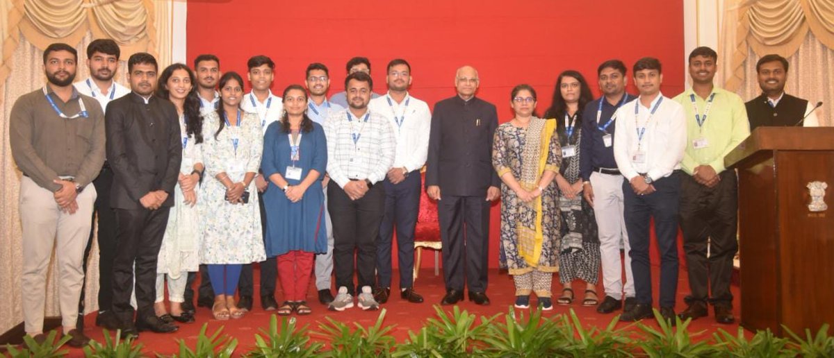 maha_governor's tweet photo. मुख्यमंत्री फेलोशिप योजने अंतर्गत निवड झालेल्या आणि राज्याच्या विविध विभागांमध्ये, महानगर पालिकांमध्ये तसेच विविध जिल्हाधिकारी कार्यालयांमध्ये कार्य करीत असलेल्या ५६ मुख्यमंत्री-सहयोगी उमेदवारांनी आज राज्यपाल रमेश बैस यांची राजभवन येथे भेट घेतली. https://t.co/VnnOgvzPWZ