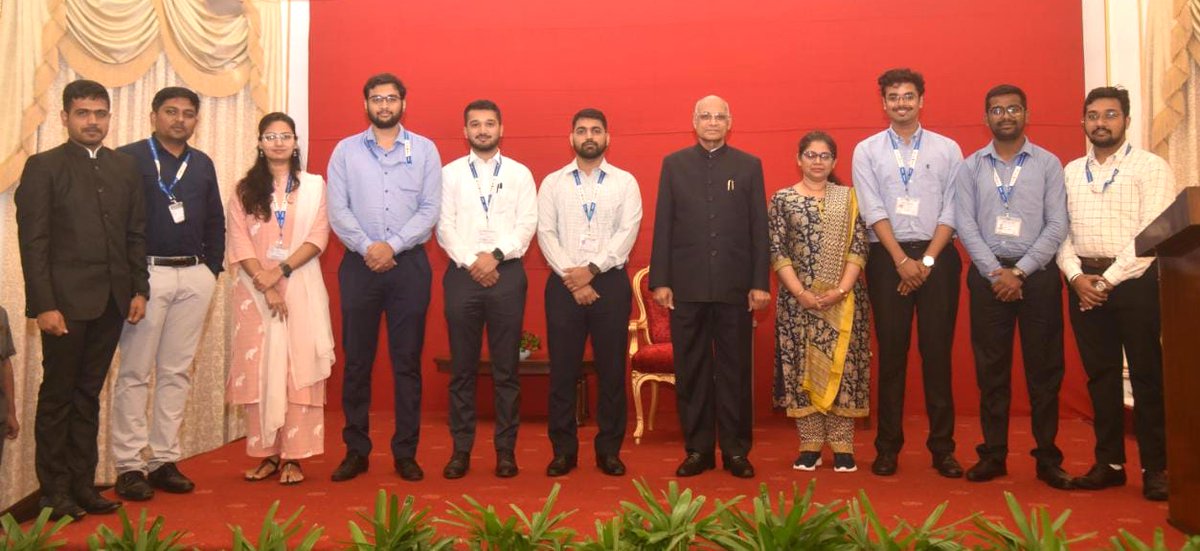 maha_governor's tweet photo. The CM Fellows selected for a one year programme in Public Policy are working with various departments of Government, Municipal Corporations &amp; District Collectors. Coordinator of the Chief Minister’s Fellowship Programme Priya Khan briefed the Governor about Fellowship project. https://t.co/euMmY100fp