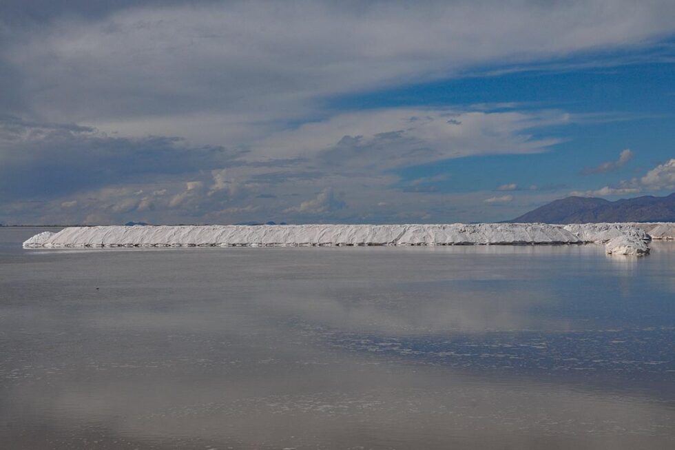 Discurso verde mediante, la“fiebre del litio” es impulsada por capitales del norte global para un negocio de lujo: automóviles eléctricos. Las comunidades jujeñas al defender el agua y el ambiente ponen a prueba la democracia. 
✍️ Horacio Machado Aráoz
➡️ bit.ly/3KeQs14