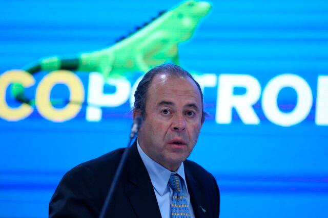 wilsonariasc's tweet photo. ¿Saben quién era el presidente de la junta de ECOPETROL cuando empezó a andar la mega corrupción de REFICAR? Fabio Echeverri Correa ¿Y quién era el presidente de la junta mientras se robaron más $300.000 millones en petróleo? Luigi Echeverri, su hijo. https://t.co/UZkHjLVjGl