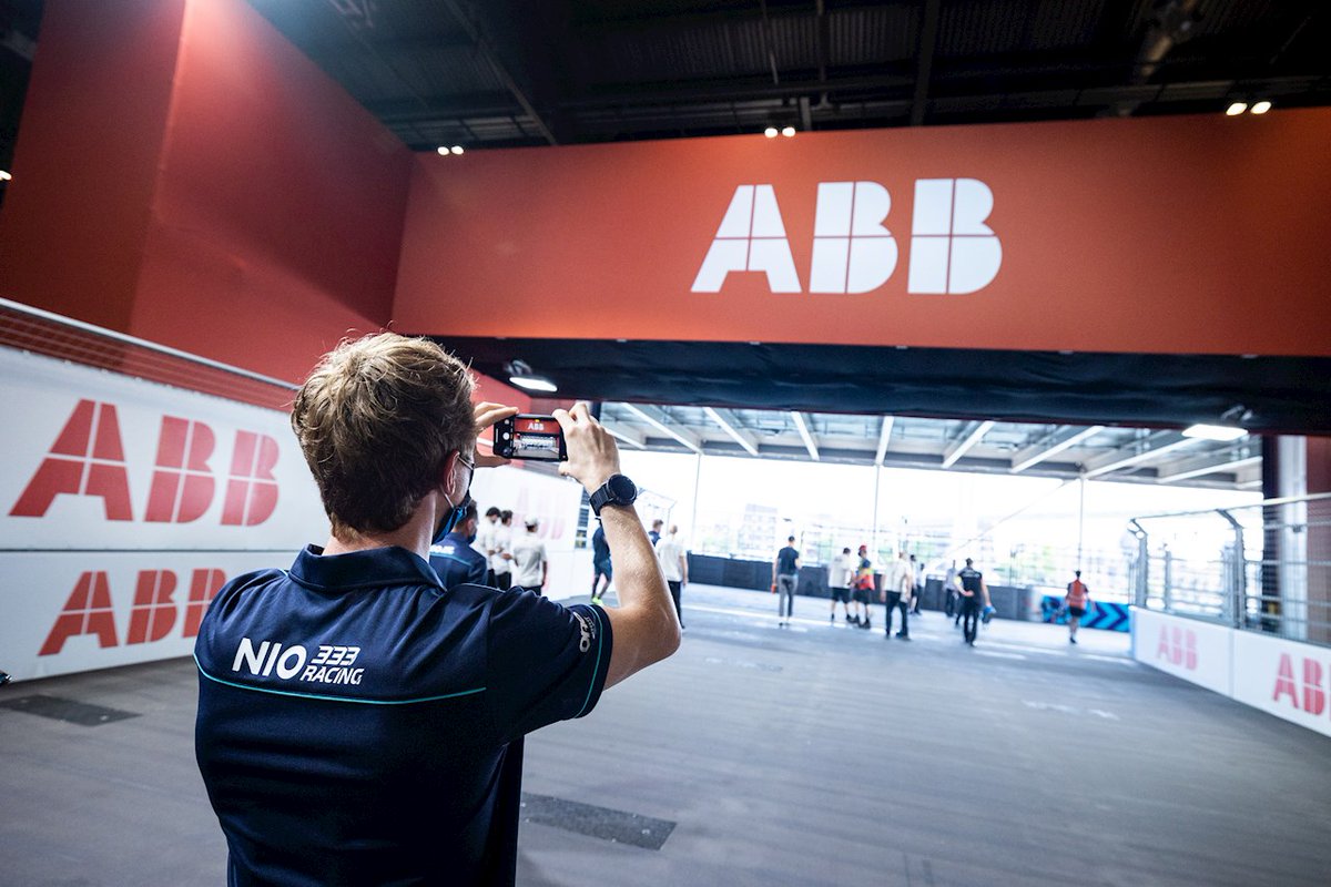 London stage set for finale of electrifying #ABBFormulaE Season 9 ⚡️🏎️ 🇬🇧
London’s two-race season closer for the ABB <a href="/FIAFormulaE/">Formula E</a> World Championship season highlights advances in sustainable #emobility.
Read more: social.abb/formula-e-seas…
#motorsports #ElectricVehicle