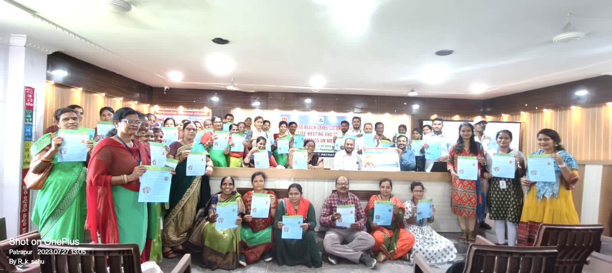 SambitBegray's tweet image. This makes a wonderful picture, one I would cherish for long...all paramedics of Patrapur Block, Ganjam, Odisha, pose with leaflets &amp;amp; posters of MDA-ELF pledging to do their bit to make it successful @HFWOdisha @nhmodisha @Ganjam_Admin @ganjam_nvbdcp @GanjamHealth