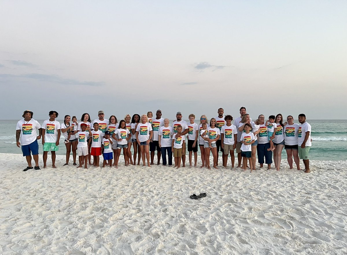 onehotmimi3's tweet image. We roll deep!! Thirty three of our family in Destin! Missing a few!  🏝️🏝️ #fourgenerations #destin #family #beachtrip